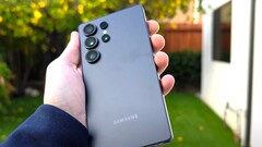 Das absolut flache Samsung Galaxy S25 Ultra Display mit Gorilla Glas Armor 2 und Kamera-Schutz an der Rückseite scheint Drop-Tests gut wegzustecken. (Bildquelle: PBK Reviews)