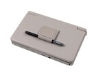 Der Thor Stylus wird auf der Rückseite des primären Displays des Thor befestigt.