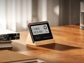 Flowtica Verso kombiniert einen AI-Assistenten mit einem E-Paper-Display.