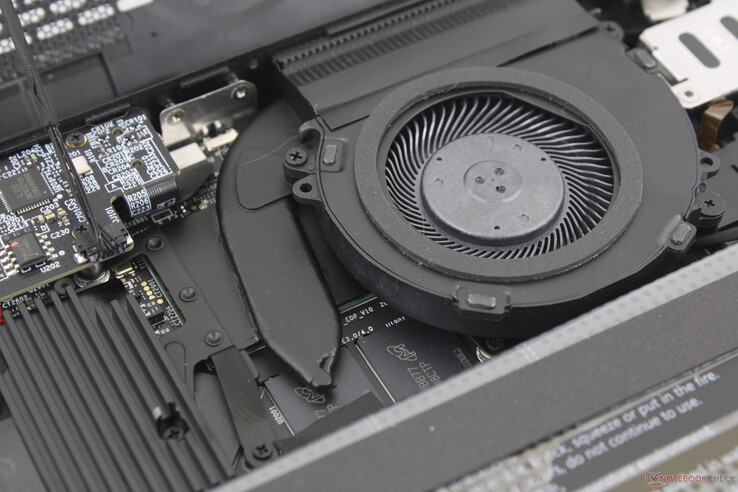 Die Kühllösung besteht aus einem kleinen ~35 mm Lüfter und einer kurzen Heatpipe