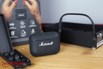 Zubehör: Ohrpolster und USB-C-Kabel