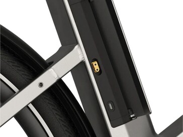 Zu sehen die beiden Lademöglichkeiten, über USB und mit bis zu 1.000 Watt (Bildquelle: Anod)