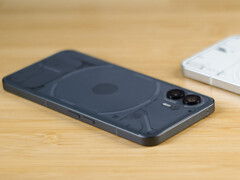 Das Nothing Phone (2) kann in vielerlei Hinsicht überzeugen und ist dabei noch recht günstig zu haben.