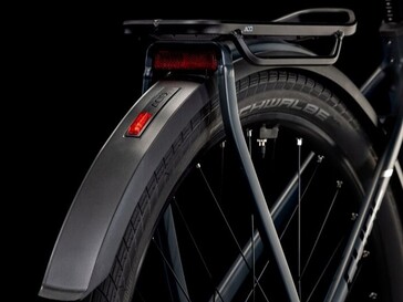 Ein Gepäckträger mit Beleuchtung ist vorhanden (Bildquelle: Cube)