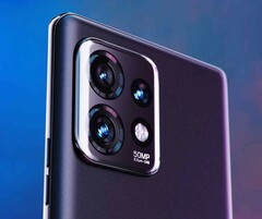 Das Motorola Edge 40 Pro kombiniert eine 50 MP Hauptkamera mit einer 50 MP Ultraweitwinkel- und einer 12 MP Tele-Kamera. (Bild: Motorola)