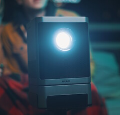 Mudix: Portabler Beamer mit Wechselakkus