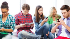 Smartphones: Nutzer glotzen mehr als 5 Stunden täglich aufs Phone