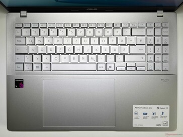 Das VivoBook S16 in der Farbe Cool Silver.