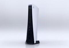 Nachdem die Rückseite über die vergangenen Monate geheim gehalten wurde hat Sony die Konsole nun endlich von allen Seiten gezeigt. (Bild: Sony)