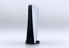 Nachdem die Rückseite über die vergangenen Monate geheim gehalten wurde hat Sony die Konsole nun endlich von allen Seiten gezeigt. (Bild: Sony)