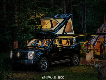 Angeteaserter Hongqui G9 SUV mit Dach-Zelt