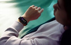 Das Huawei Band 8 setzt auf ein neues Design mit flachen Kanten, das ein dünneres und leichteres Gehäuse ermöglicht. (Bild: Huawei)