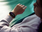 Das Huawei Band 8 setzt auf ein neues Design mit flachen Kanten, das ein dünneres und leichteres Gehäuse ermöglicht. (Bild: Huawei)