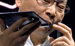 Huawei Mobile-Boss Richard Yu zeigt uns wie dünn das Mate X ist und wo der USB-C-Port steckt.