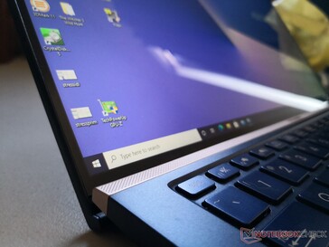 Das Hauptdisplay hat einen optionalen Touchscreen. Alle Optionen sind jedoch glänzend