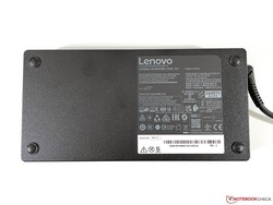 Das wuchtige 300-Watt-Netzteil