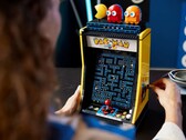 Lego bietet einen Pac-Man-Spielautomat an, dessen "Bildschirm" mithilfe einer Kurbel bewegt werden kann. (Bild: Lego)