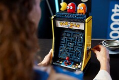 Lego bietet einen Pac-Man-Spielautomat an, dessen &quot;Bildschirm&quot; mithilfe einer Kurbel bewegt werden kann. (Bild: Lego)