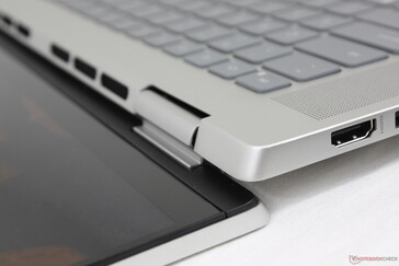 Wie bei vielen Asus VivoBooks und ZenBooks, hebt sich die Basis des Inspiron in einem bestimmten Winkel, wenn der Deckel geöffnet wird
