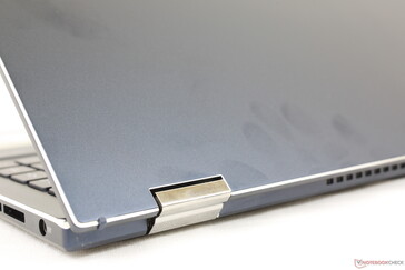 Ähnliche, qualitativ hochwertige Metallegierungselemente mit einer glatten, mattblauen Textur wie beim Zenbook Pro Duo.