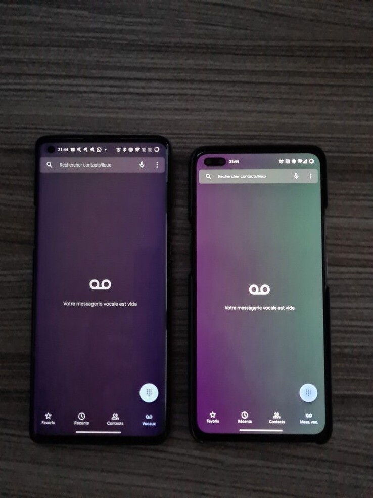 Ein OnePlus Nord (rechts) im Vergleich mit einem OnePlus 8 Pro (links)