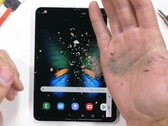Definitiv nicht für den Strand geeignet: Auch das neue Samsung Galaxy Fold kämpft im Durability-Test von JRE ums Überleben.
