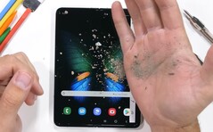 Definitiv nicht für den Strand geeignet: Auch das neue Samsung Galaxy Fold kämpft im Durability-Test von JRE ums Überleben.