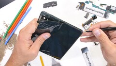 Beim JerryRigEverything-Teardown wird alles am Samsung Galaxy Z Fold3 analysiert, auch die einzelnen Schichten des flexiblen AMOLED-Displays.