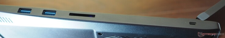 rechte Seite: 2x USB-A 3.2 Gen1, Cardreader, Kensington Lock