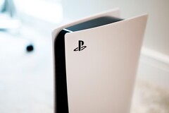Sony überarbeitet die PlayStation 5 offenbar, um 300 Gramm Gewicht und vermutlich Kosten zu sparen. (Bild: Charles Sims)
