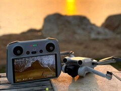 Sommer, Sonne, Strand aber keine DJI Mini 3 Pro: Die Nachfrage übersteigt die Verfügbarkeit der neuen Minidrohne bei Weitem (Bild: Avi Bason, editiert)