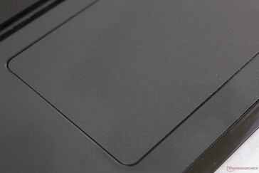 Die matten dunkelgrauen Oberflächen des Laptops verbergen Fingerabdrücke gut.