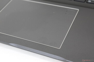 Der Fingerprintsensor befindet sich in der oberen, rechten Ecke des Touchpads. Die Oberfläche ist weich und hakt nur bei sehr langsamen Bewegungen