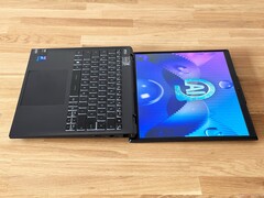 Das MSI Prestige 13 AI Evo packt einen 75 Wh Akku ins ultraleichte Notebook. (Bildquelle: Notebookcheck)