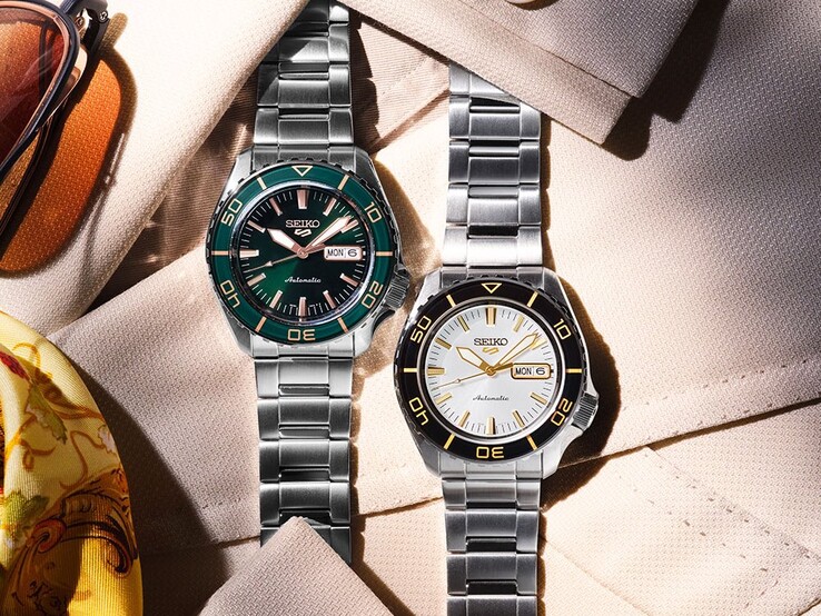 Die Seiko 5 Sports SKX HDB004 und HDB005 nebeneinander auf Stoff präsentiert: Links ist die HDB004 in Weiß und Schwarz zu sehen, rechts die HDB005 in Grün und Roségold