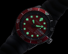 Auf der 12-Uhr-Position der neuen Seiko-x-Evangelion-Taucheruhr ist das markante Kopfdesign von Evangelion Unit-02 zu sehen.