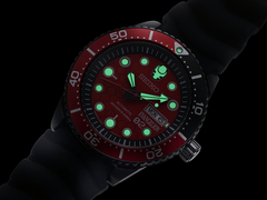 Auf der 12-Uhr-Position der neuen Seiko-x-Evangelion-Taucheruhr ist das markante Kopfdesign von Evangelion Unit-02 zu sehen.