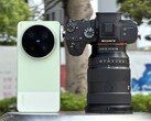 Das Vivo X300 Ultra tritt gegen die Sony Alpha A7 Kamera mit Full-Frame Sensor und mehr als 2.000 Euro teures Objektiv an.