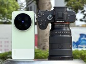 Das Vivo X300 Ultra tritt gegen die Sony Alpha A7 Kamera mit Full-Frame Sensor und mehr als 2.000 Euro teures Objektiv an.