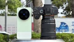 Das Vivo X300 Ultra tritt gegen die Sony Alpha A7 Kamera mit Full-Frame Sensor und mehr als 2.000 Euro teures Objektiv an.