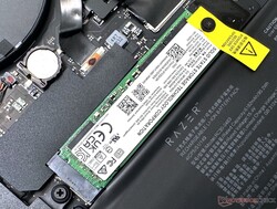 Zwei SSSTC-1-TB-NVMe-SSDs sind übereinandergestapelt
