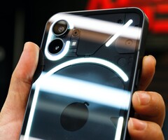 Das abgebildete Nothing Phone (1) erhält in wenigen Monaten einen Nachfolger mit deutlich mehr Leistung. (Bild: Zana Latif)