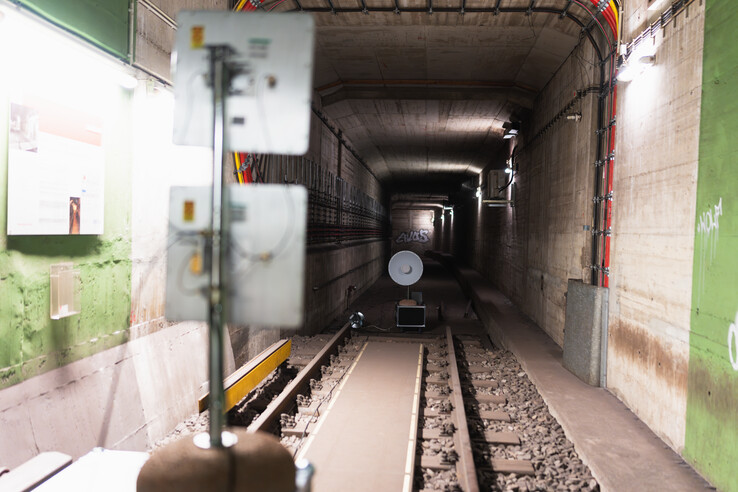 Versuchsaufbau der Funktechnik von Moxz in einem Kleinprofiltunnel.