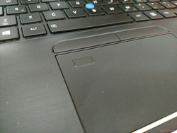Der Fingerabdruck-Scanner ist im Touchpad integriert.