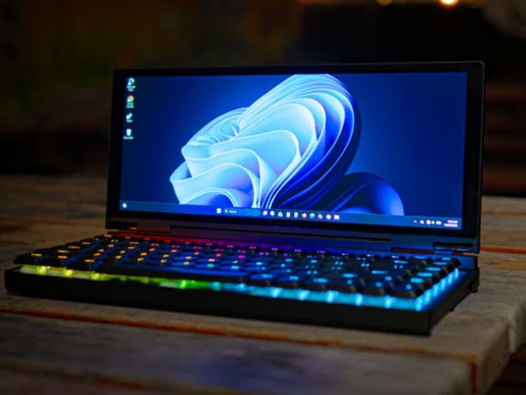 Keebmon vereint in dem All-in-One-Gerät eine mechanische Tastatur, einen ultrabreiten Touchscreen-Monitor und einen vollwertigen PC in einem superportablen Formfaktor.