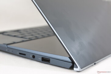 Gewohnte Optik aus gebürsteter Magnesium-Aluminium-Legierung und glatte Textur, die die ZenBook-Serie auszeichnen.