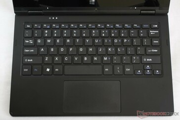 Einfaches Layout ohne Beleuchtung. Das Trackpad ist rau und reagiert zeitweise sehr träge bis gar nicht.