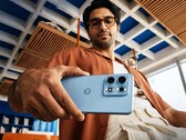 Das Motorola Edge 70 Max wird in drei Farben angeboten, inklusive Hellblau.
