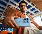 Das Motorola Edge 70 Max wird in drei Farben angeboten, inklusive Hellblau.