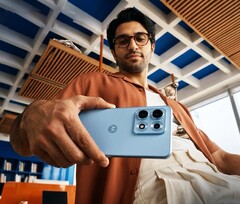 Das Motorola Edge 70 Max wird in drei Farben angeboten, inklusive Hellblau.